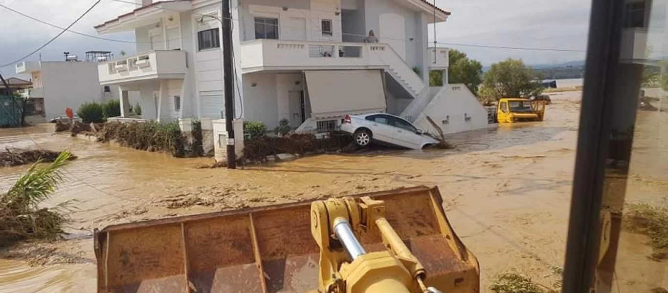 «Οι γονείς μου είναι πιασμένοι σε ένα δέντρο» – Αγώνας για διάσωση ανθρώπων στο Μπούρτζι